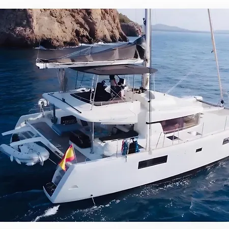 Catamaran Last Call Botel *