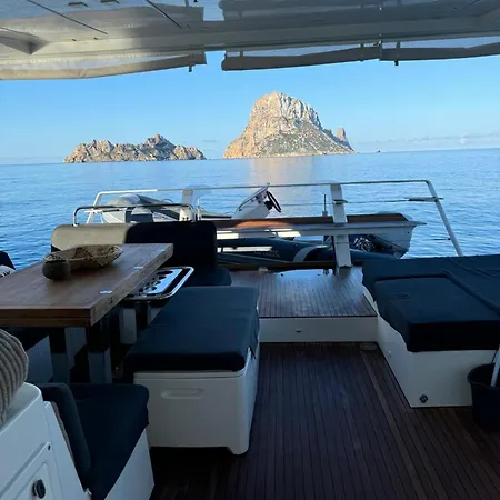 Catamaran Last Call Botel *