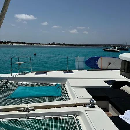 Catamaran Last Call Botel *